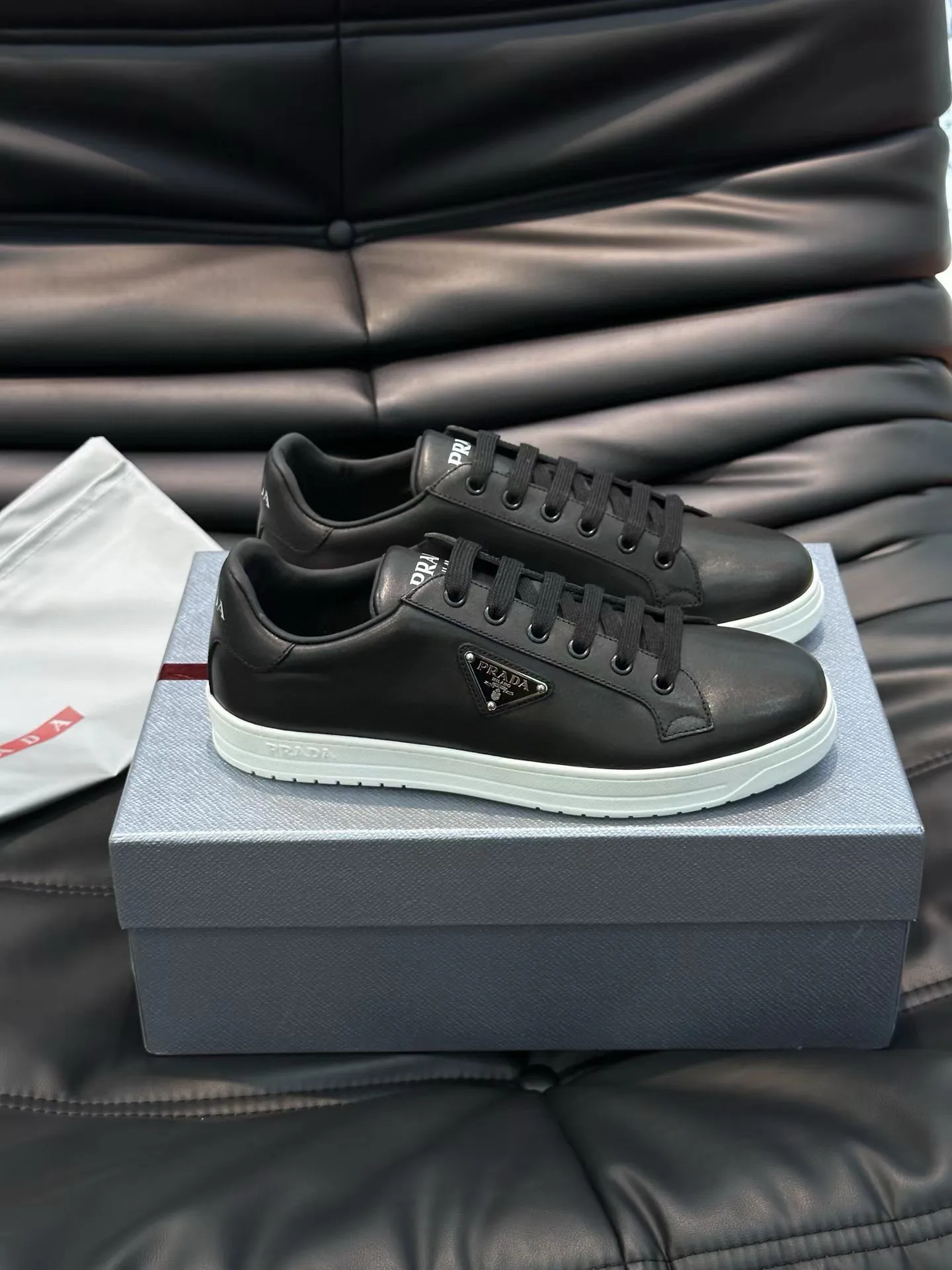 Factory price: 380💰Prada new men's leather sports shoes, the highest version on the market, any comparison is welcome🆚! The original leather has excellent texture and is super high-end! Fetal sheep net lining imported from Italy, removable pad! Luxurious materials and fine workmanship, highly recommended! Code number: 38-44, customized 45